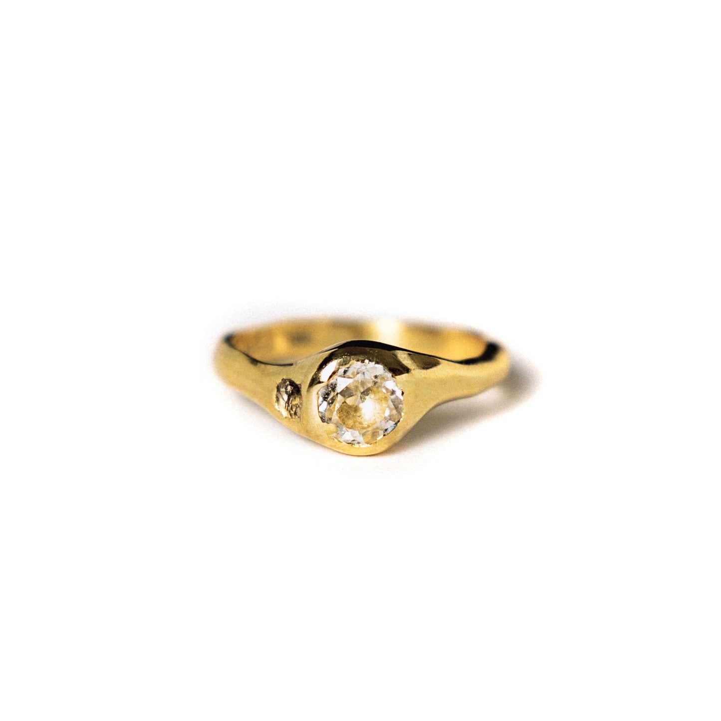 Anillo Irregular - Zafiro blanco + Diamante Salt & Pepper