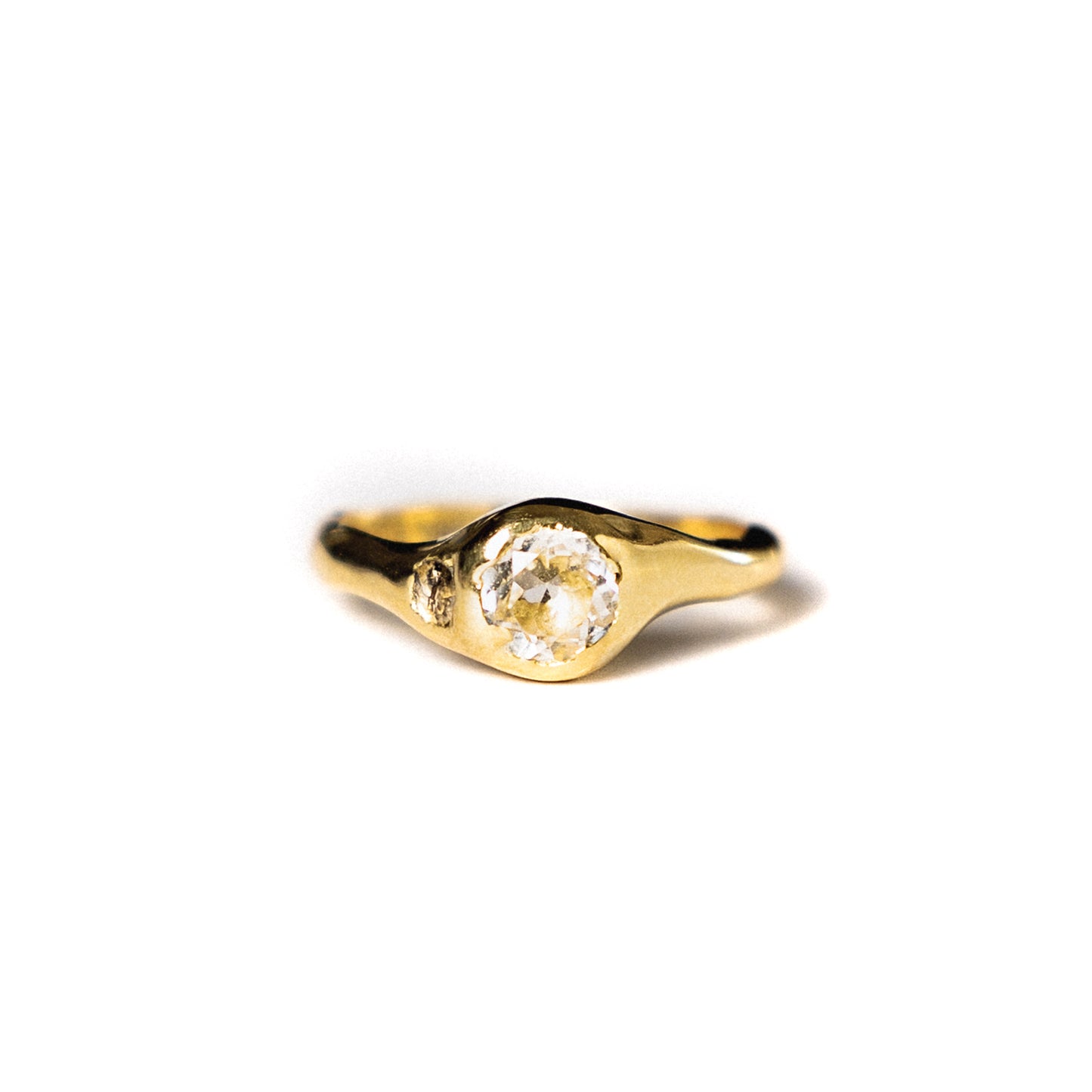 Anillo Irregular - Zafiro blanco + Diamante Salt & Pepper