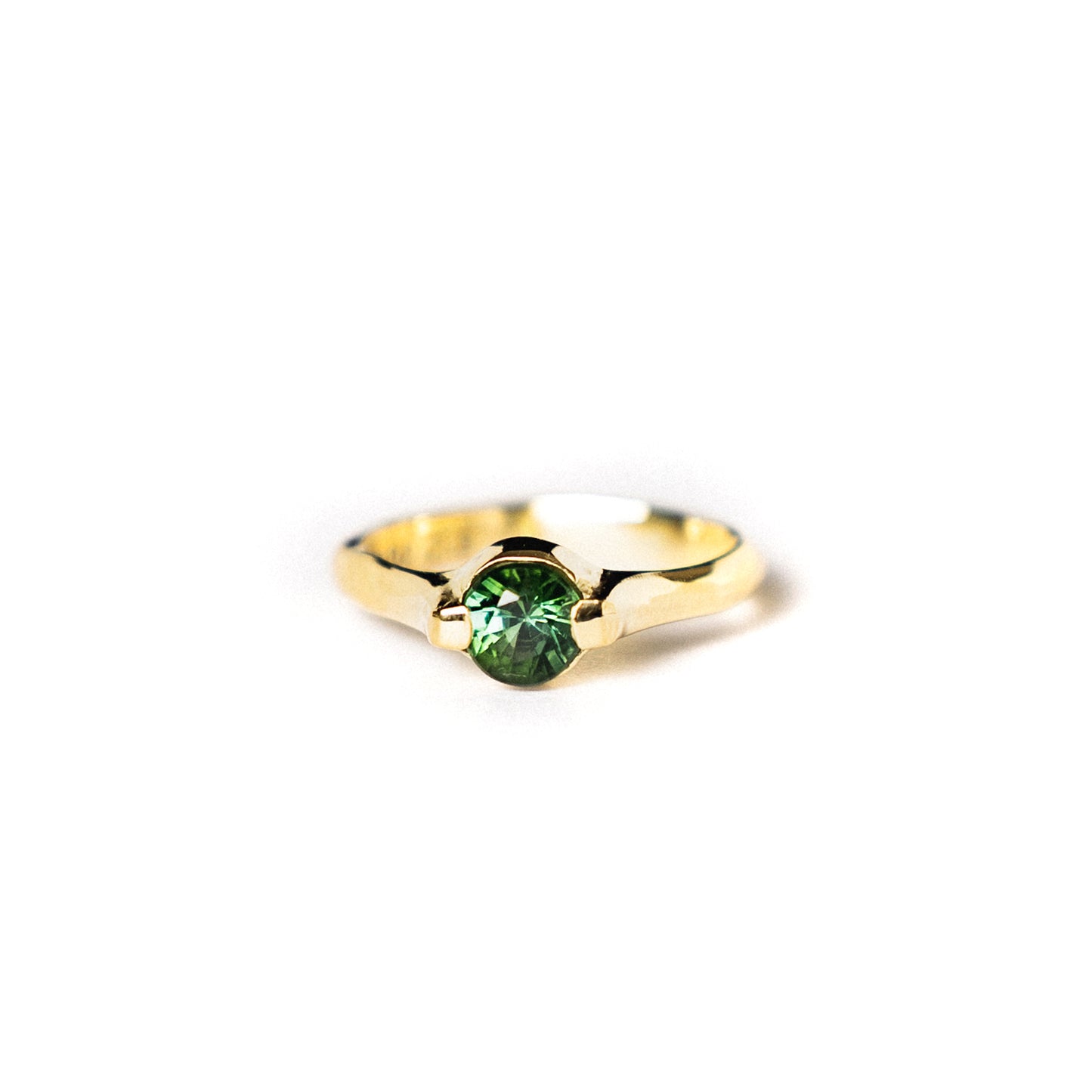 Anillo Irregular - Turmalina verde