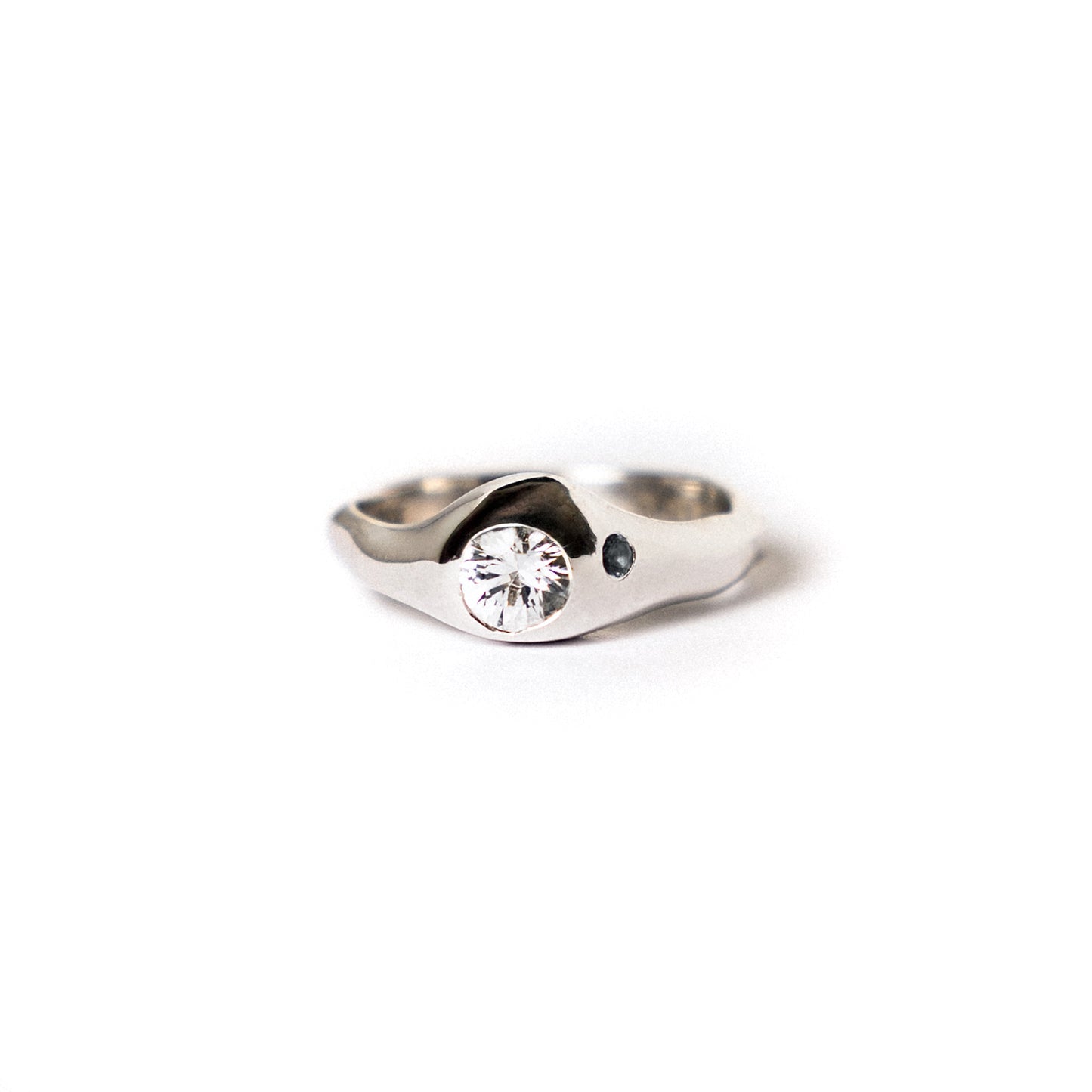 Anillo Irregular — Zafiro Blanco y azul II