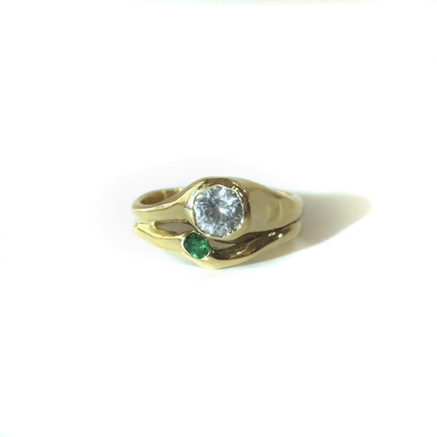 Anillo Irregular Doble - Zafiro Blanco y Esmeralda