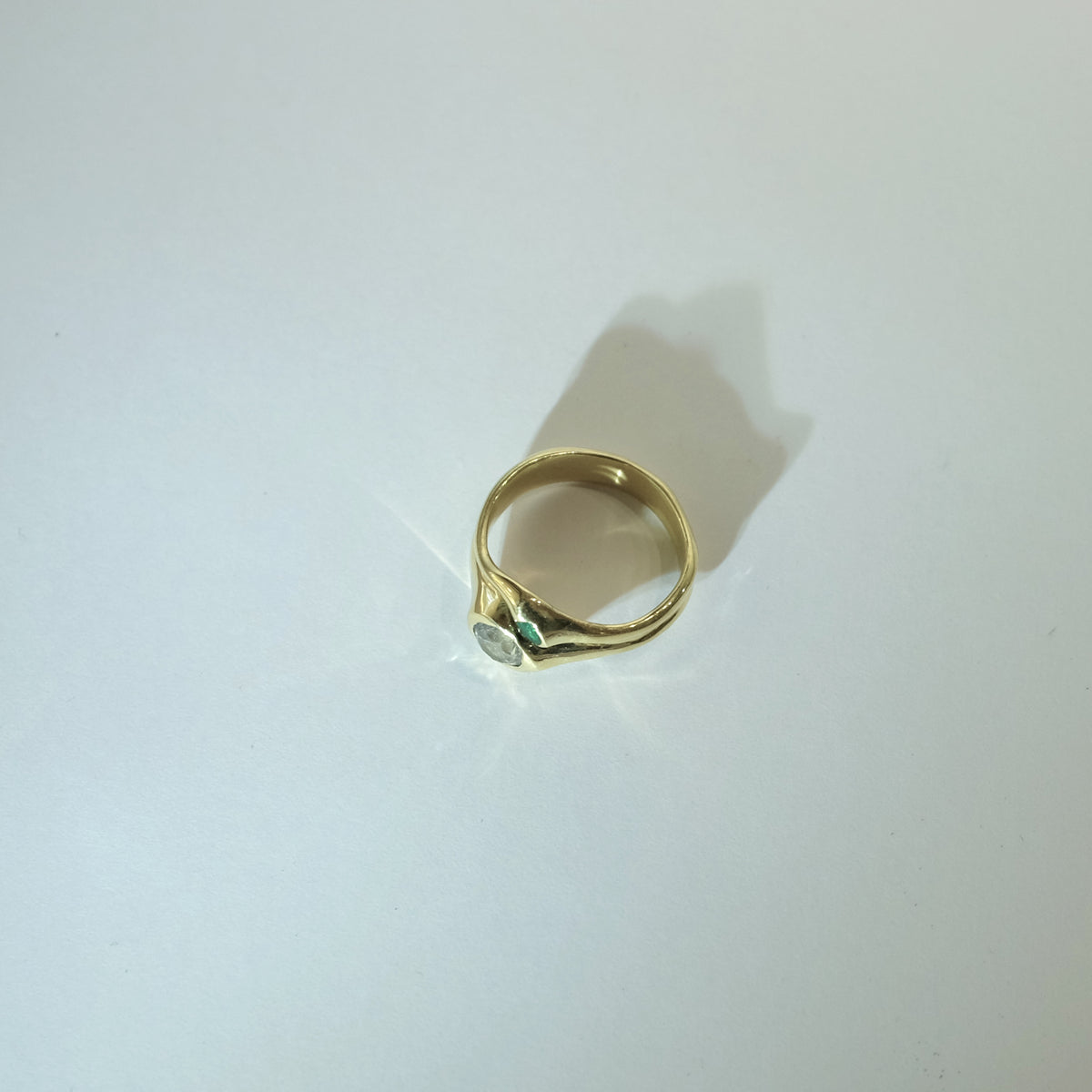 Anillo Irregular Doble - Zafiro Blanco y Esmeralda