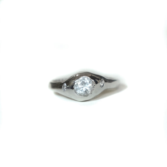 Anillo Irregular — Zafiro Blanco